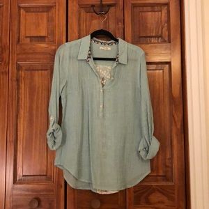 Beautiful blouse with floral and lace finishes